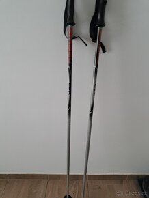 Lyže,hůlky a helmu a brýle - 4