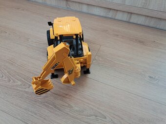 Bruder traktor bagr délka 30 cm - 4