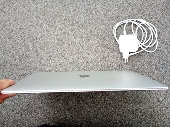 MacBook Air 13 palců Apple M1 chip 8 GB RAM 256 ssd 30 cykl - 4