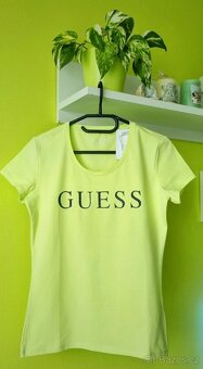 Světlezelené dámské tričko Guess - 4