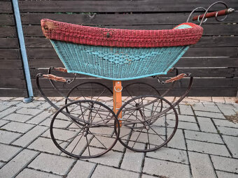 Starý kočárek košatina – retro, starožitnost - 4