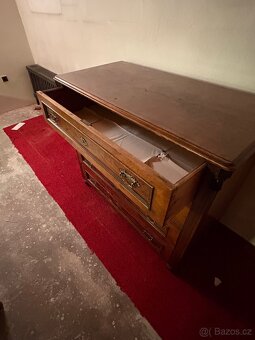Prodám starožitný nábytek (komoda, stůl, lustr…) - 4