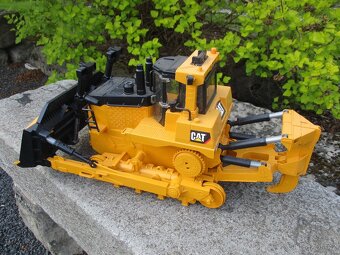 2x BRUDER / NĚMECKO -- NÁKLAĎÁK MAN + BULDOZER CAT - 4