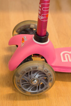 Koloběžka Mini Micro Deluxe Pink LED - 4