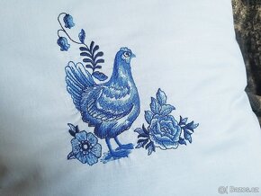 2 kusy  SVĚTLE MODRÝ VYŠÍVANÝ POLŠTÁŘEK - SLEPICE + KOHOUT - 4
