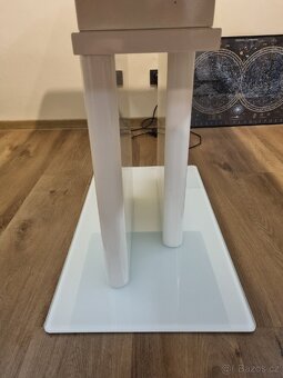 Bílý jídelní stůl - 4