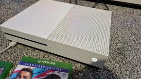 Xbox One S 500GB + joypad a hry - 4