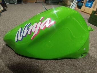 Nádrž Kawasaki ZX7R - 4