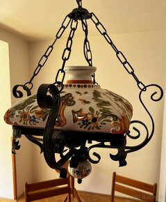 Keramické lustry s kovovou kostrou a květinovými ornamenty - 4