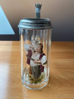 Sběratel nabízí staré skleněné korbele - 4