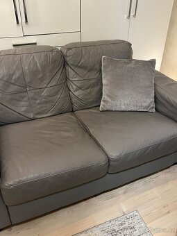IKEA SKOGABY – kožená 2-místná sedačka, šedá - 4