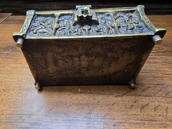 STARÁ MOSAZNÁ MASIVNÍ TRUHLIČKA S BIBLICKÉ MOTIVI - 4