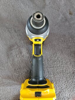 DeWALT rázový utahovák - 4