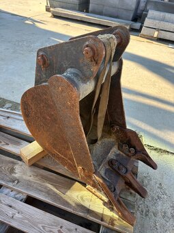 Prodám podkopovou lopatu na JCB 2cx - 4