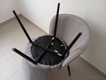 Šedá křesílka - 4