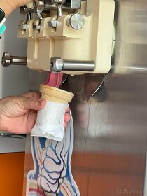 Stroj na  tocenou zmrzlinu Carpigiani - 4