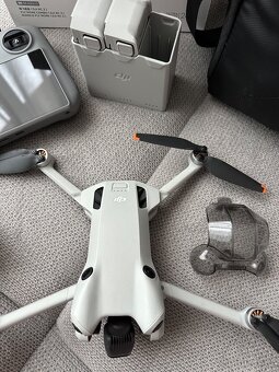 Dron DJI Mini 4 Pro Fly More Combo (DJI RC 2) - 4