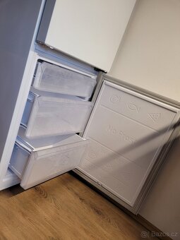 Prodám chladničku s mrazničkou Samsung RB34T675EWW/EF - 4