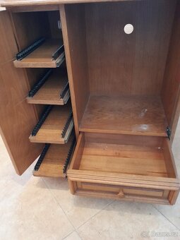 Skříňka z masivu - 4