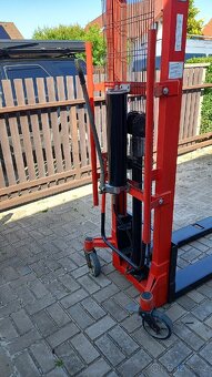 Prodám ruční vysokozdvižný paleťák 800 kg - 4