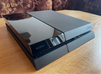 PS4 Playstation 4 + ovladač + nabíječka + 3x kabel + knihy - 4