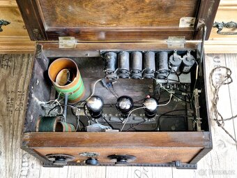 Velké rádio, truhlička, 20 léta, 3 lampovka - 4