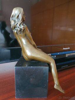 Bronzová socha - Akt - Dáma sediaca na mramore - 21 cm - 4