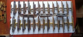 Mosazné kování , kličky,kliky. 29 ks. - 4