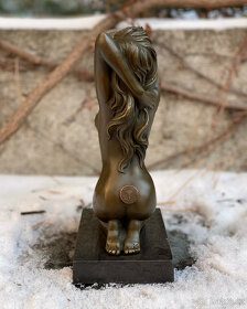 Bronzová socha - Svůdná sedící na postavci nahá dívka - 4