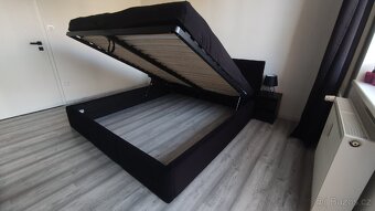 Černá čalouněná postel - 4