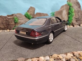 Prodám model 1:18 Mercedes Benz S class w220 facelift - 4