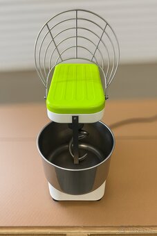 PROFESIONÁLNÍ HNĚTAČ TĚSTA (Spirálový míchač) - 4