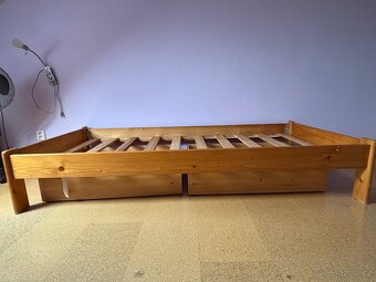 Prodám masivní smrkovou postel 90x200 + 2x pojízdné šuplíky - 4