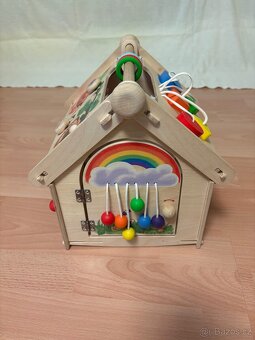 Dřevěný domeček na procvičování motoriky . - 4