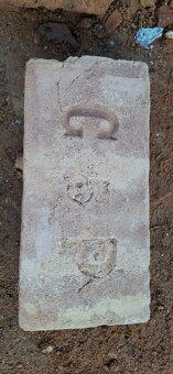 Staré ručne dělané ,značene cihly - 4