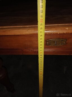 Starý stůl a skříňka - 4