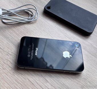 ikonický Apple iPhone 4 32gb v černé barvě, krásný stav. - 4