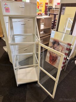 Hezká bílá-skleněná vitrína IKEA - 4