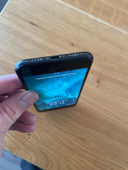 Apple iPhone 7 - černý - 128GB - 4