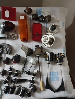 Směs náhradní přepínačů, světel a dílů na veterány ŠKODA - 4