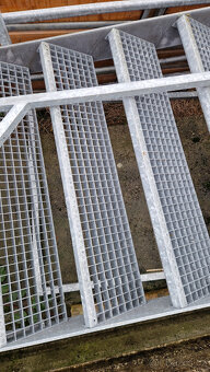 Ocelové pozinkované schodiště – 16 schodů, podesta, zábradlí - 4