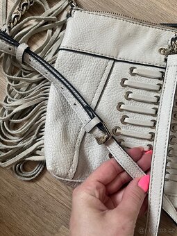 Světlá kabelka Guess - 4