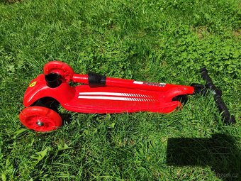 Dětská tříkolová koloběžka Ferrari (Shell edice) - 4