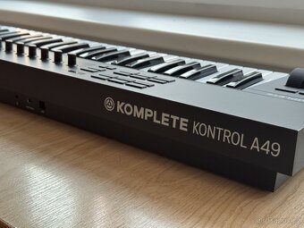 Komplete Kontrol A49 Midi klávesy - 4