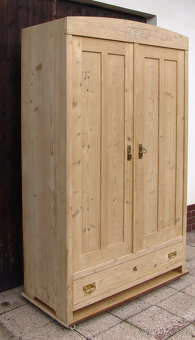 Starožitná šatní skříň s řezbou - 4