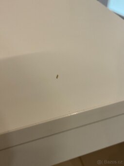 Prodám bílý psací stůl IKEA MICKE, 142x50 cm - 4