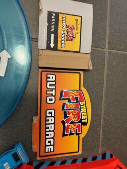 Bburago garaz s vytahem a automyckou - 4