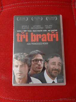 3 ks DVD Tři bratři, Spoutaná, Božský. - 4