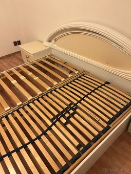 Prodám manž. postel s rošty, šatní skříň a stolky - 4