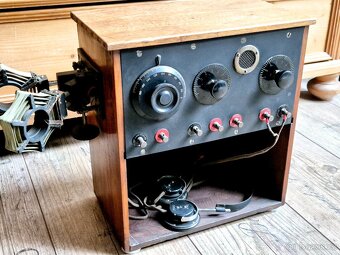 Staré rádio včetně sluchátek, Francie, rok 1923 - 4